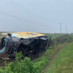 Caminhão fica destruído após saída de pista na BR-116