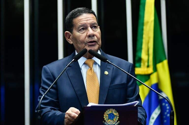 Mourão quebra o silêncio e diz que plano de golpe é “sem pé nem cabeça”