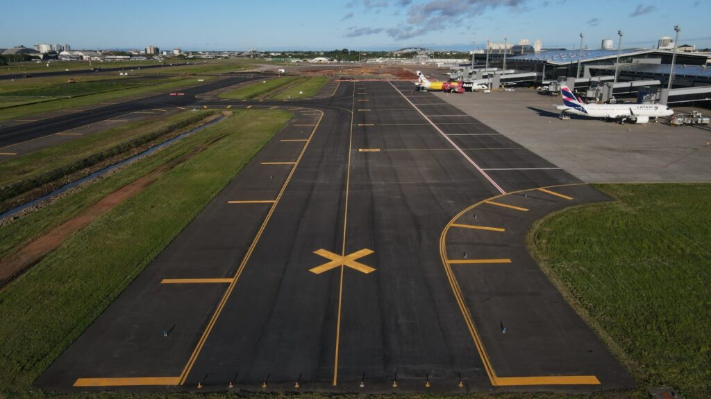 Pista do Aeroporto de Porto Alegre recebe última camada de asfalto