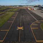 Pista do Aeroporto de Porto Alegre recebe última camada de asfalto