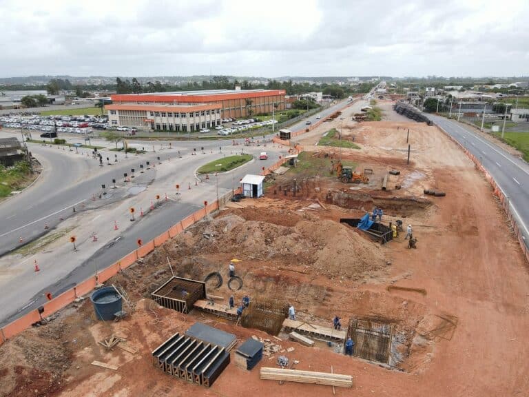 Avançam as obras de construção de um viaduto em Camaquã