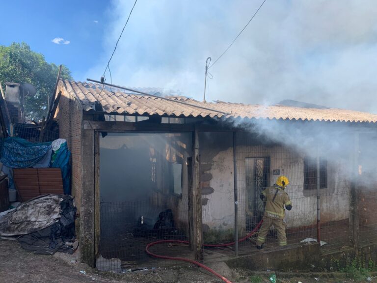 Casa fica destruída por incêndio em Camaquã