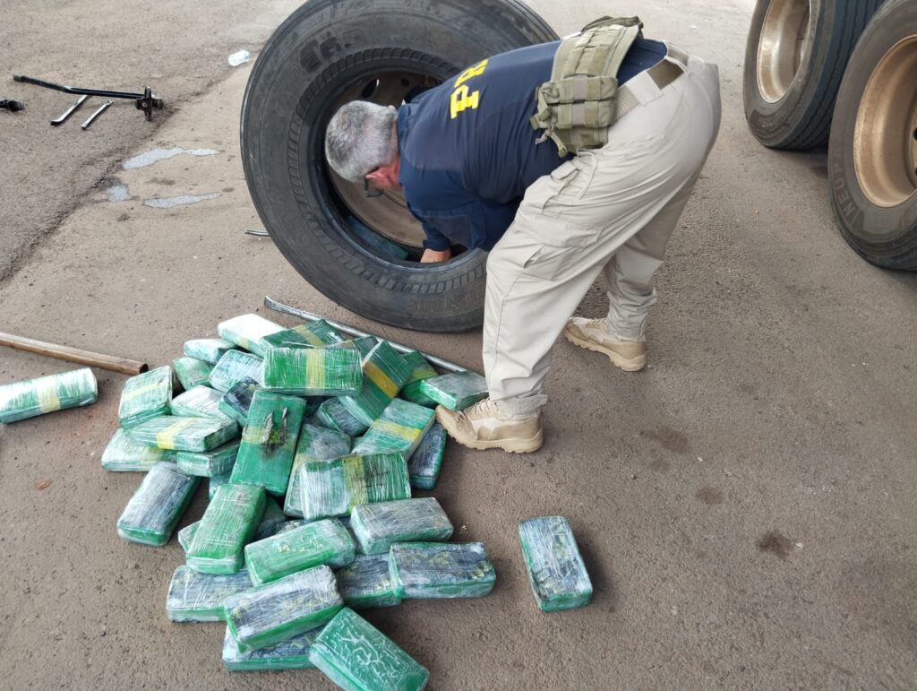 Camaquense é preso com mais de 120 quilos de cocaína escondidos nos estepes de caminhão