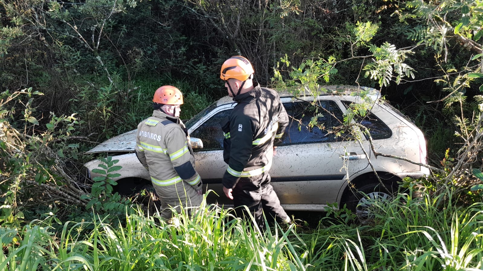 Saída de pista deixa motorista ferido na ERS-717 em Tapes