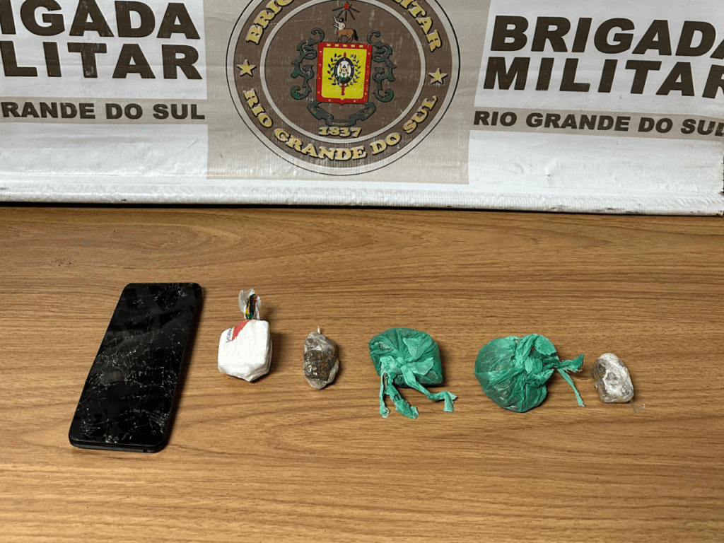 Na madrugada desta sexta-feira (06), a Brigada Militar, por meio do 30° Batalhão de Polícia Militar (30° BPM), prendeu em flagrante um homem por tráfico de drogas no município de Arambaré. Durante a abordagem, foi constatado que o suspeito era foragido do sistema prisional.