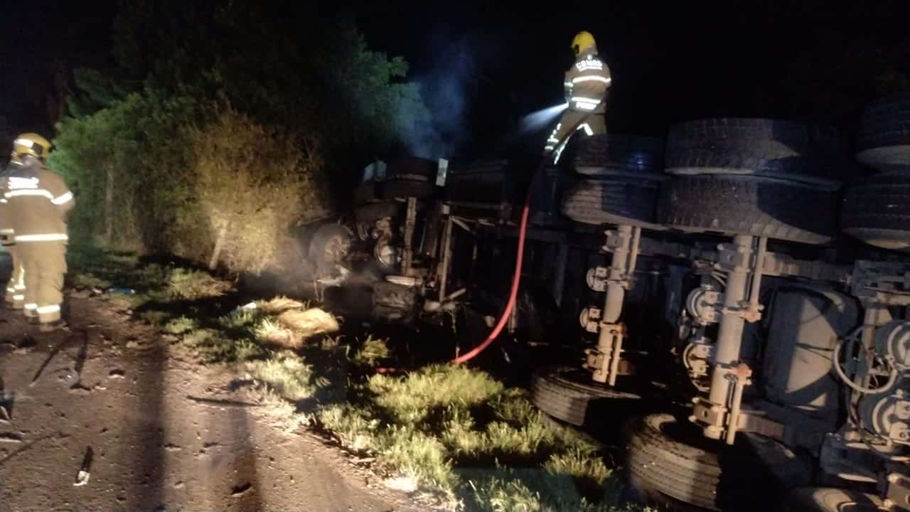 Carreta incendeia durante acidente em Rio Grande