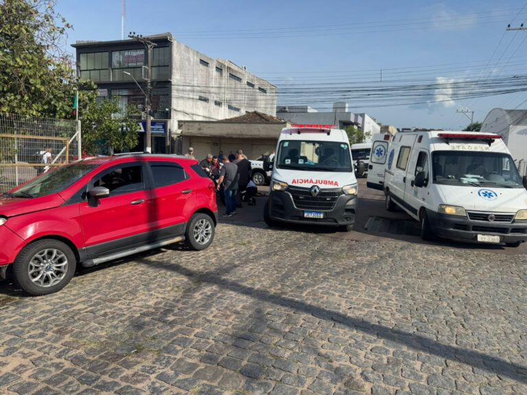 Acidente entre carro e moto deixa duas pessoas feridas