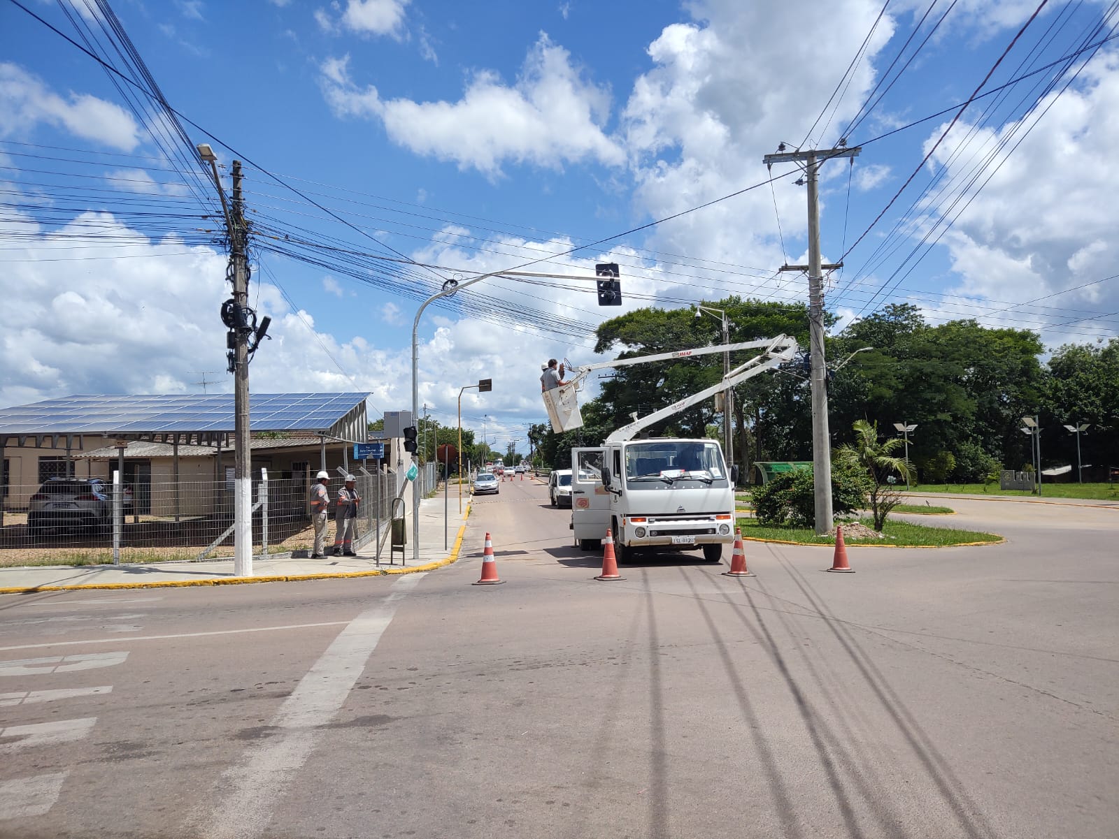 Equipes trabalham na conclusão de instalação de sinaleiras