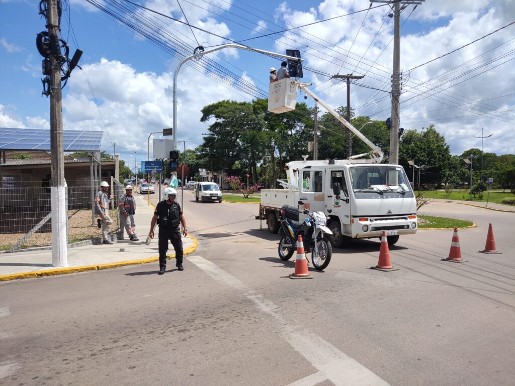 Equipes trabalham na conclusão de instalação de sinaleiras