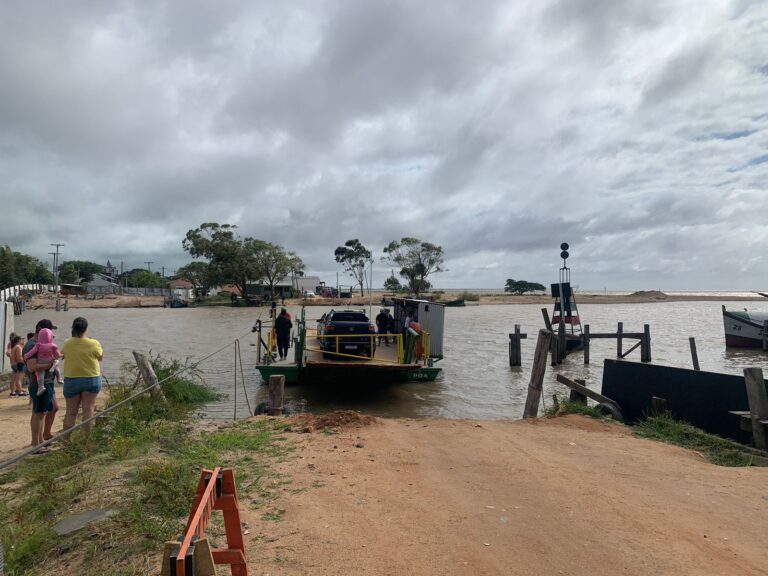 Arambaré: travessia de balsa em ritmo intenso