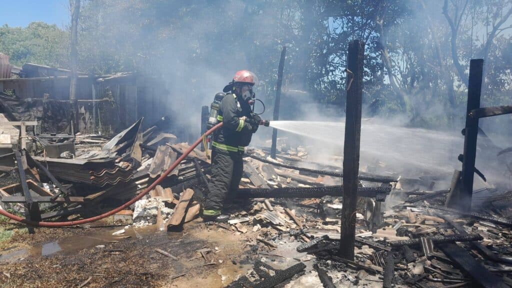 Casa é destruída durante incêndio em Tapes