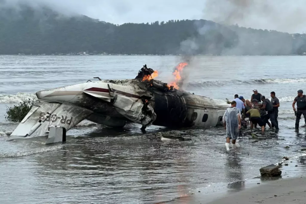 Avião de pequeno porte pai em Ubatuba e pega fogo na praia