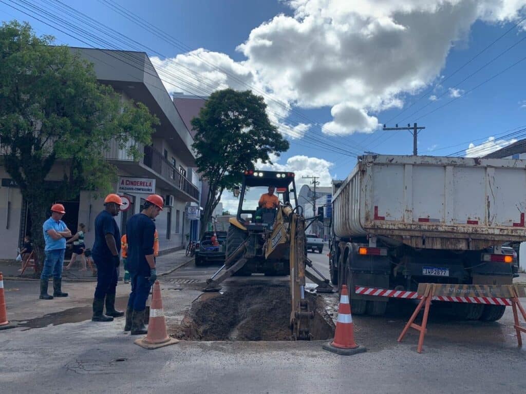 Conserto de rede leva transtorno do trânsito no centro de Camaquã