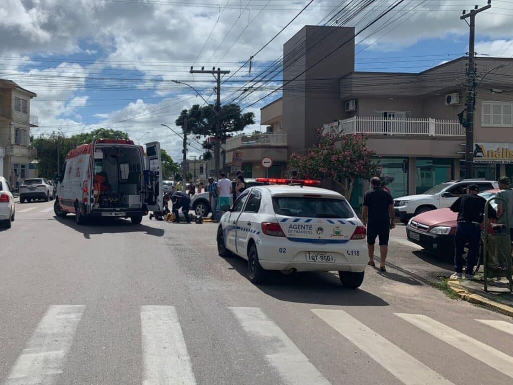 Acidente envolvendo moto e camionete deixa uma pessoa ferida