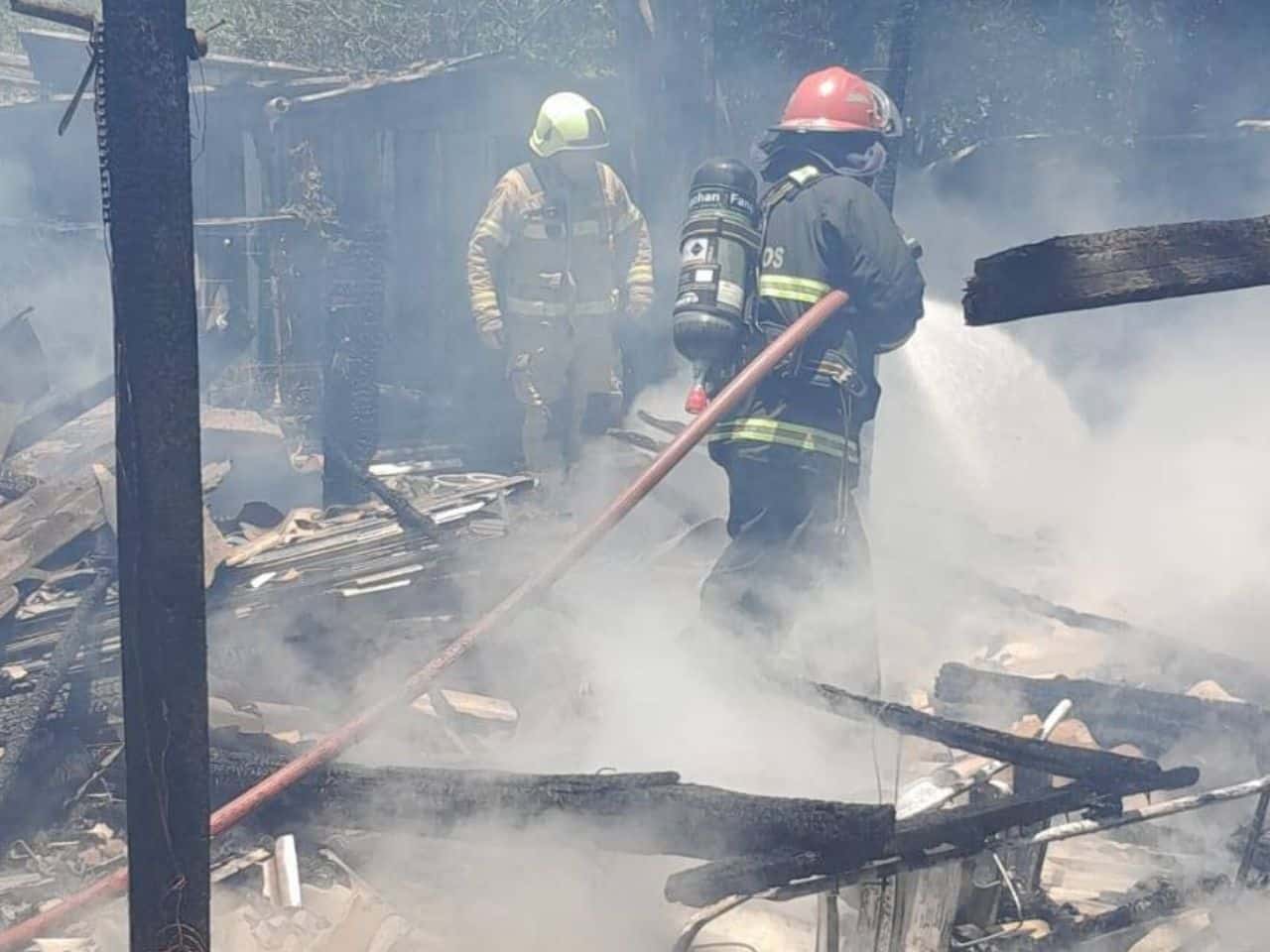 Casa é destruída durante incêndio em Tapes