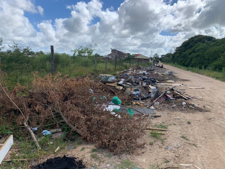 Camaquã: lixo e entulho tomam conta de rua próxima à BR-116