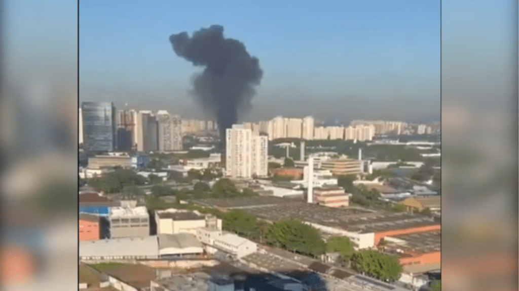 Avião de pequeno porte cai sobre veículos em avenida da zona oeste de São Paulo