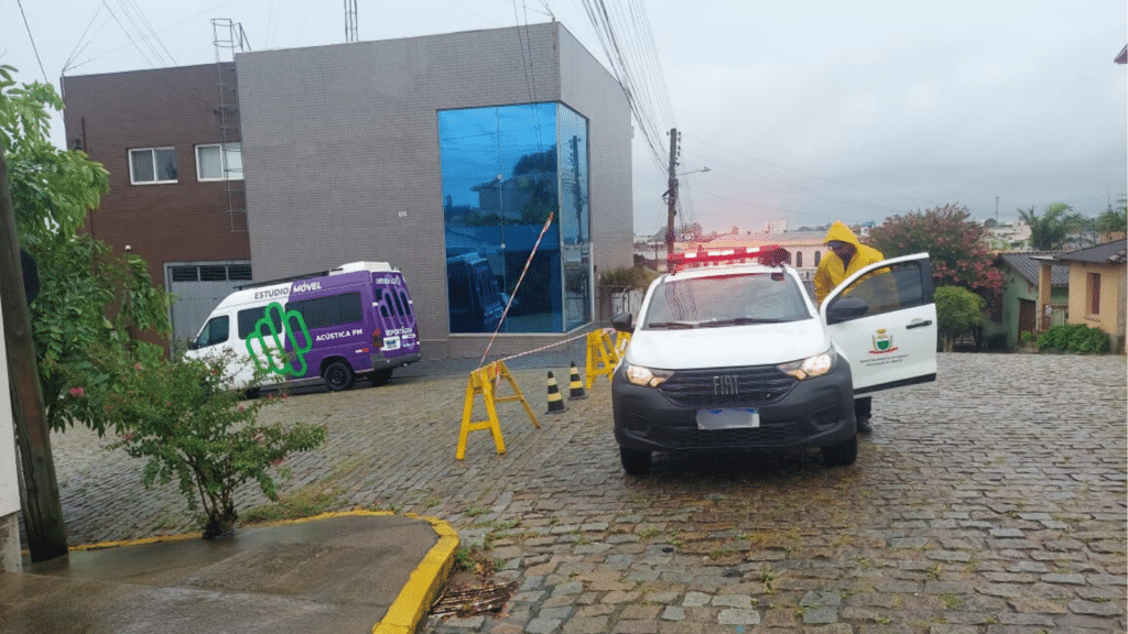 Ônibus derruba fios e complica trânsito no bairro Vila Nova em Camaquã