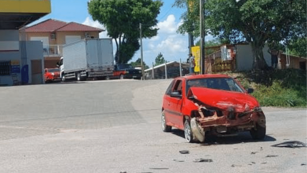 Acidente entre carro e camionete é registrado na ERS-350 em Chuvisca