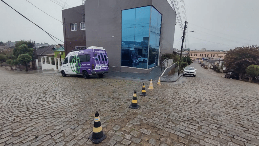 Ônibus derruba fios e complica trânsito no bairro Vila Nova em Camaquã