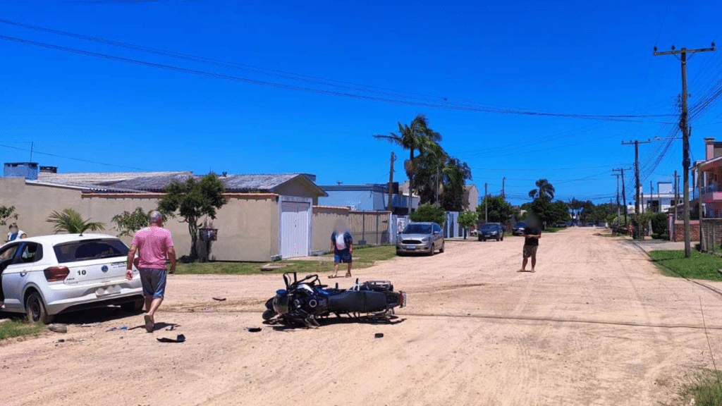 Veículo da Prefeitura de Chuvisca se envolve em acidente com moto em Camaquã