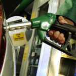 Redução no preço da gasolina em distribuidoras inicia nesta terça-feira (03)