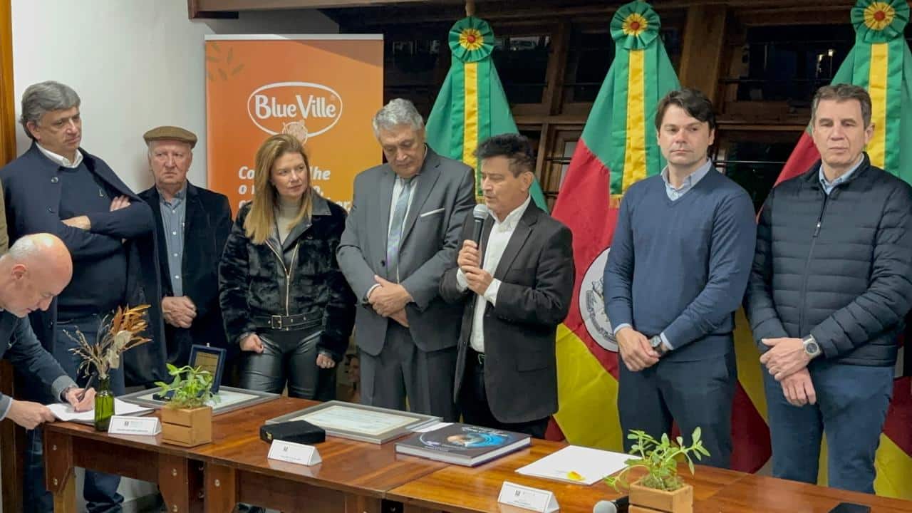 Maurivan Dal Ben recebendo homenagem da Assembleia Legislativa do RS pelos 40 anos da Santa Lúcia Alimentos. Foto: Rodrigo Vicente/Arquivo/Rádio Acústica FM