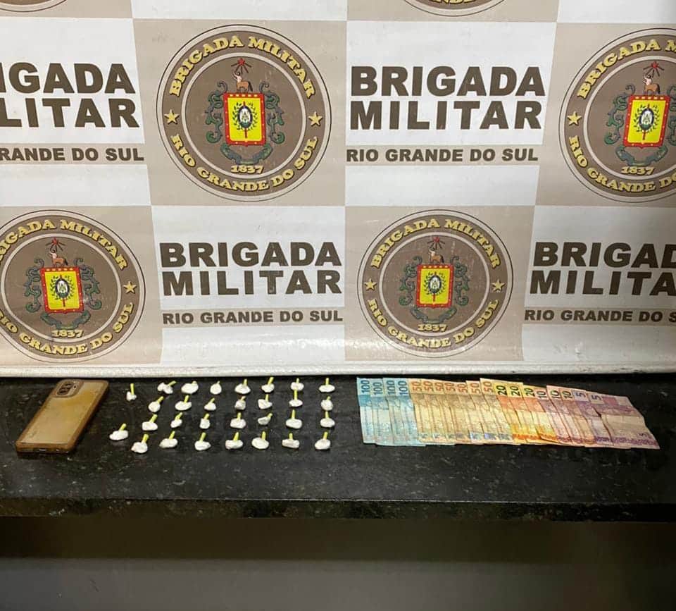 Brigada Militar prende homem e apreende adolescente por tráfico de drogas em Camaquã