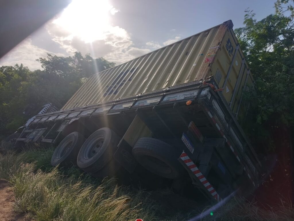 Caminhão sai da pista e tomba às margens da BR-116