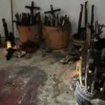 Altar macabro com crânios é descoberto no México