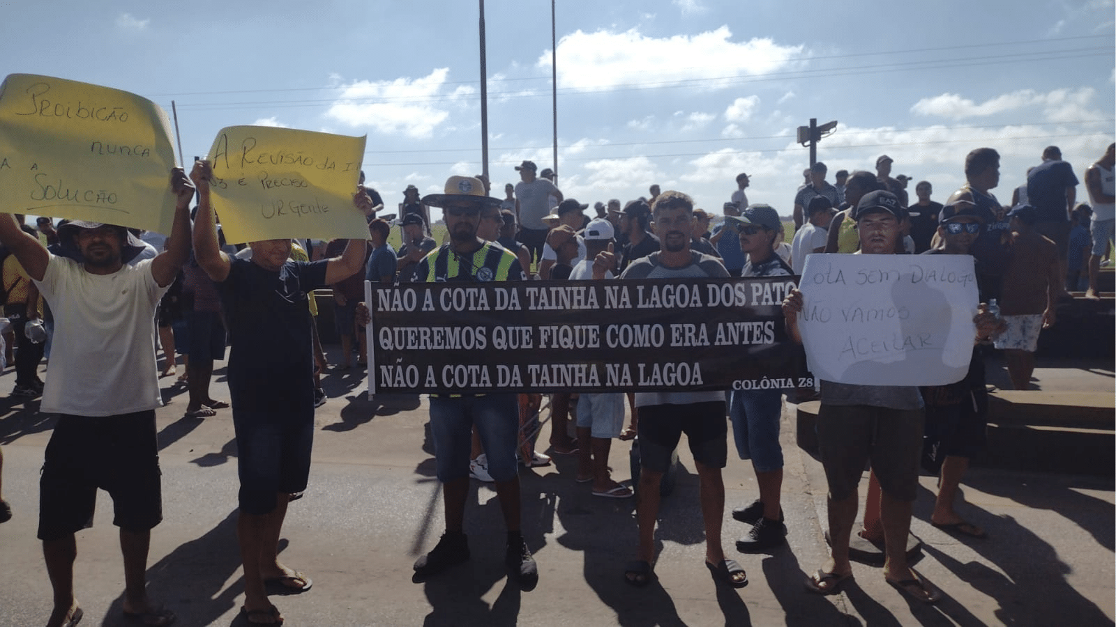 Cerca de 150 pescadores realizam manifestação com bloqueio de trânsito em Rio Grande