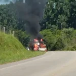 Carro fica destruído após pegar fogo no interior de Chuvisca