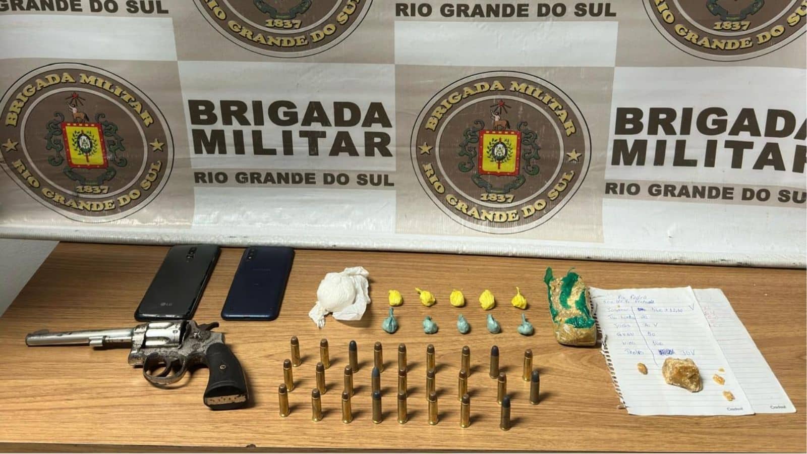 Dom Feliciano: Brigada Militar prende homem com revólver e drogas