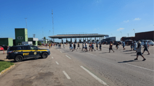 Cerca de 150 pescadores realizam manifestação com bloqueio de trânsito em Rio Grande