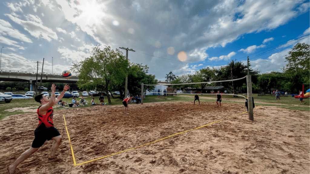 Campeonato de vôlei de duplas começa com disputas acirradas em Cristal