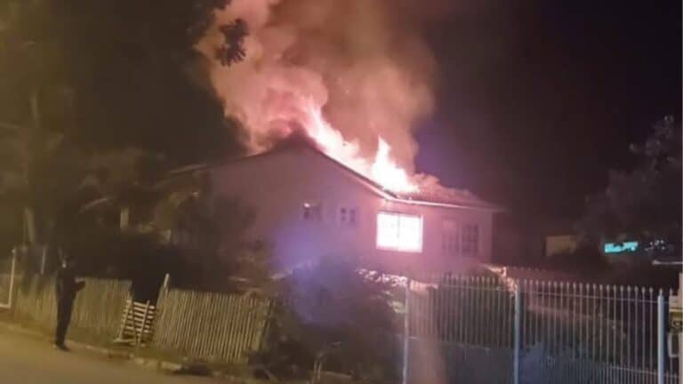 Casa em Dom Feliciano é destruída por incêndio
