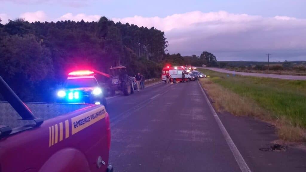 BR-116: mulher fica ferida em colisão entre carro e trator em Tapes
