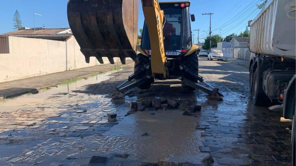 Vazamento de água afeta abastecimento em Camaquã