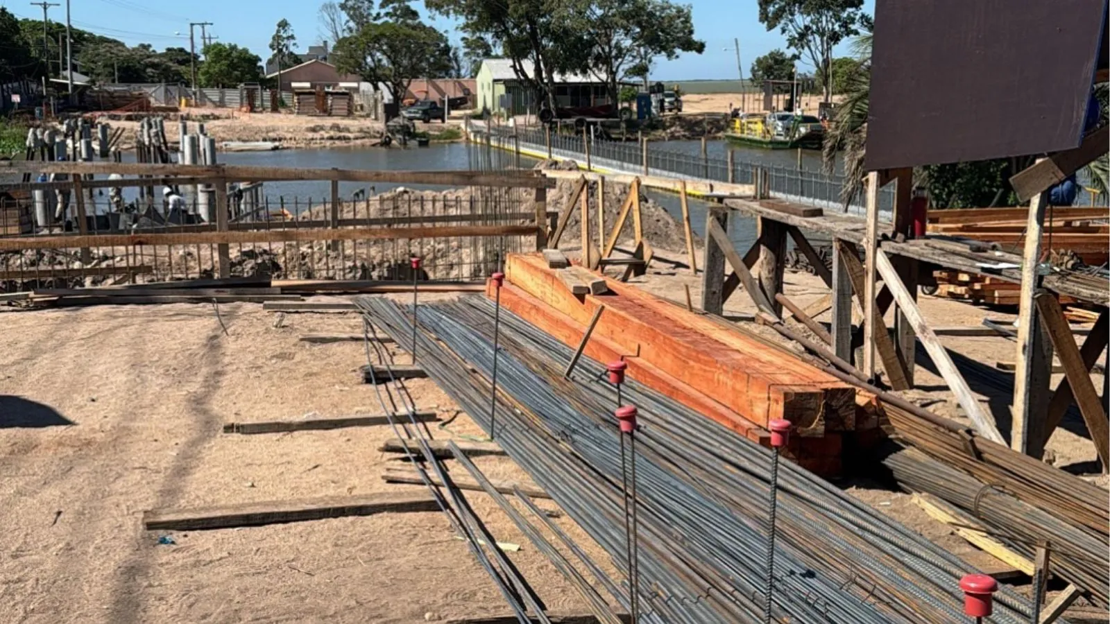 Prefeitura de Arambaré vistoria obras da ponte João Goulart e exige prazo