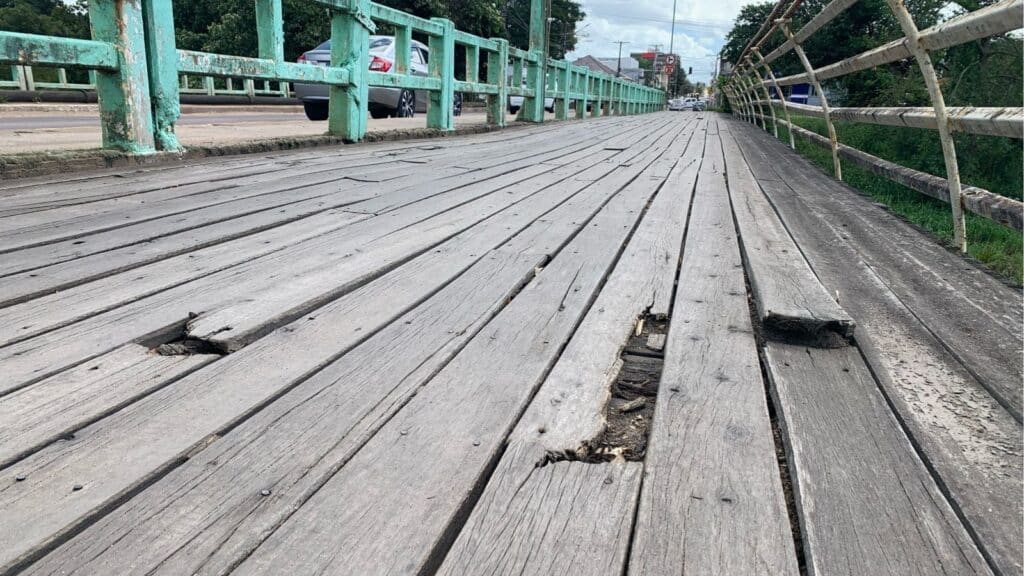 Passarela de ponte em Camaquã necessita de reparos