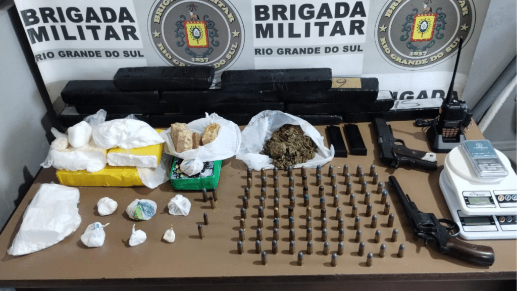 Brigada Militar prende homem por tráfico de drogas e posse irregular de arma de fogo em Pelotas