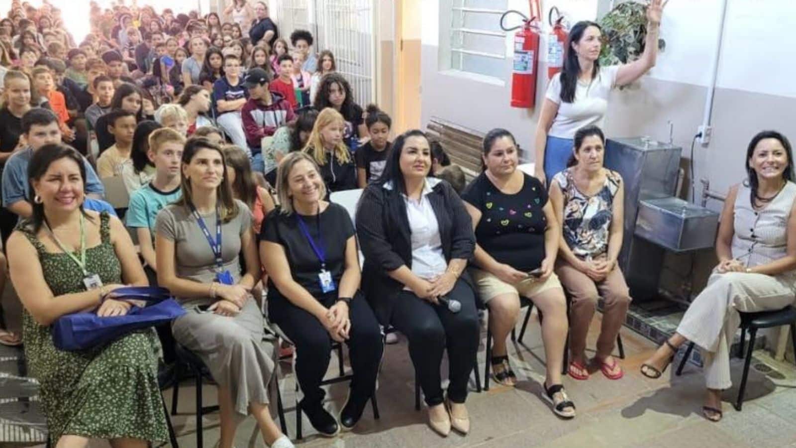 Aluna de Camaquã se destaca em plataforma de ensino e recebe homenagem