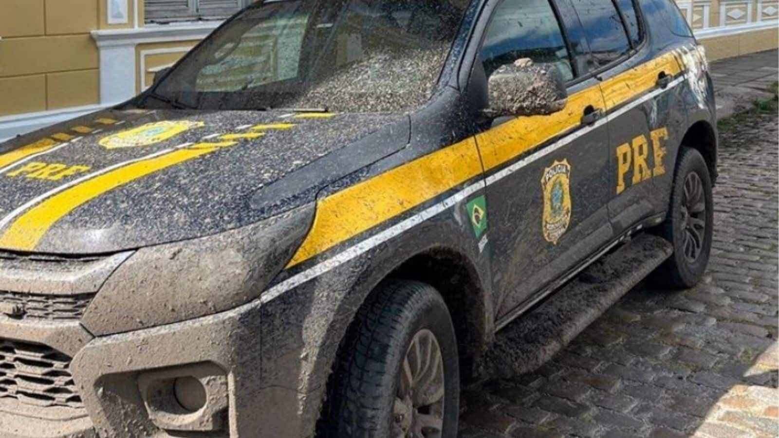 Homem tenta atacar policiais com colheitadeira após fuga