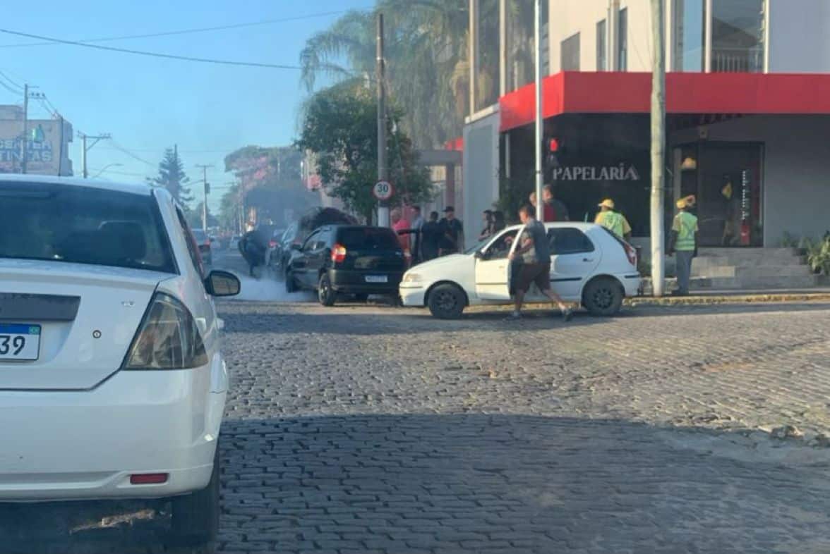 Corpo de Bombeiros controla princípio de incêndio em veículo no centro de Camaquã