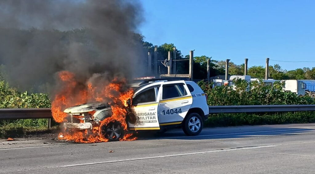 Viatura da Brigada Militar pega fogo na BR-392 em Rio Grande