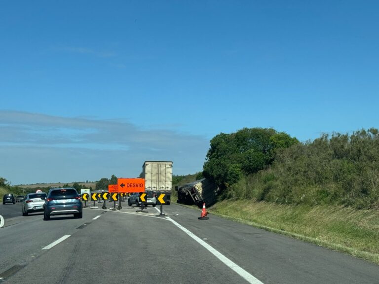 Carreta tomba às margens da BR-116 em São Lourenço do Sul