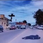 VÍDEO: Ciclista é derrubado após motorista abrir porta de carro em Camaquã