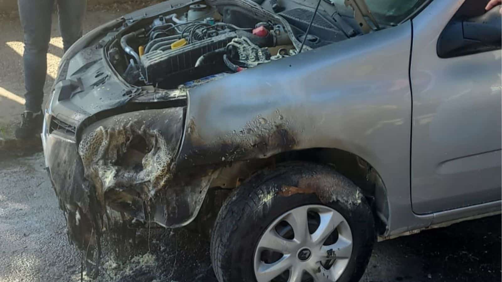 Carro de motorista de aplicativo pega fogo em Camaquã