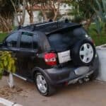 Carro é encontrado abandonado sobre calçada em Camaquã