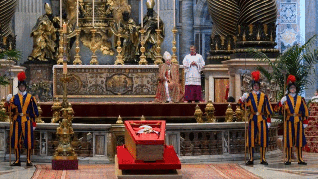 Corpo de Papa Francisco chega à Basílica de São Pedro